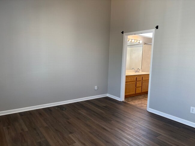 Building Photo - Terrific Brentwood Neighborhood steps from...