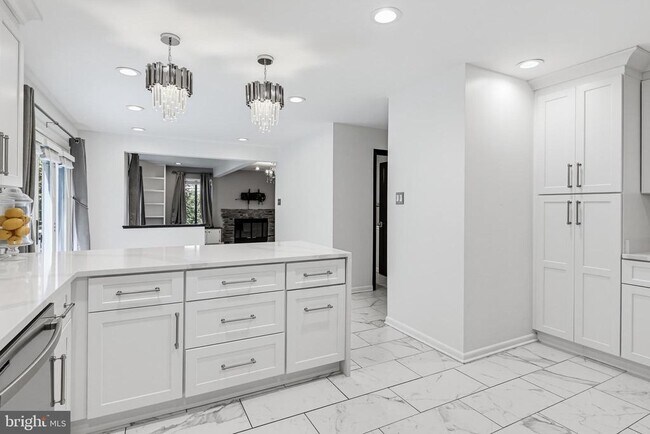 Building Photo - 6103 Triangle Dr