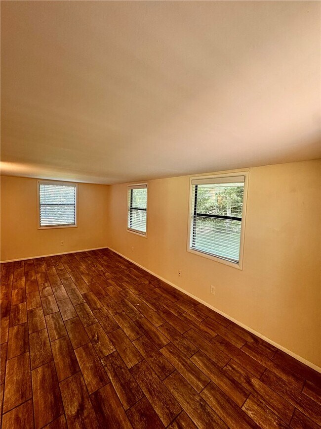 Building Photo - 9108 Bluff Dr