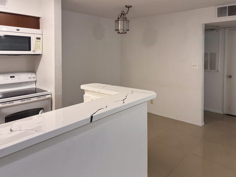 Building Photo - 2946 S University Dr