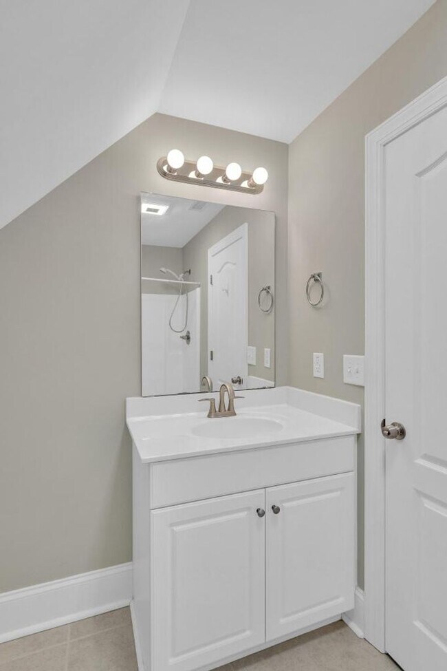 Building Photo - Great location between Wilmington and Jack...