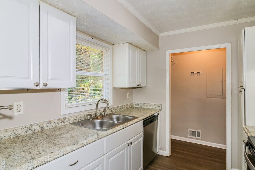 Building Photo - 7006 Knollwood Dr