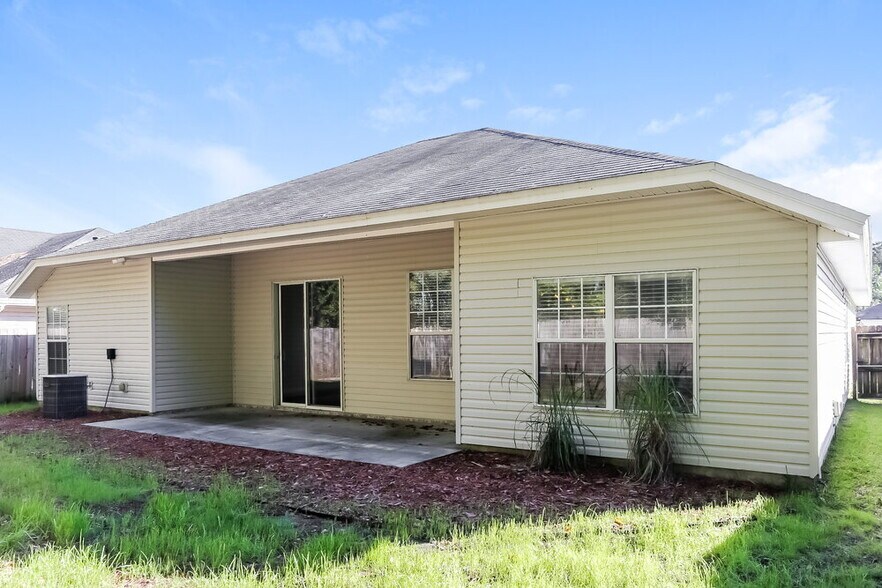 Building Photo - 667 Bonaparte Dr
