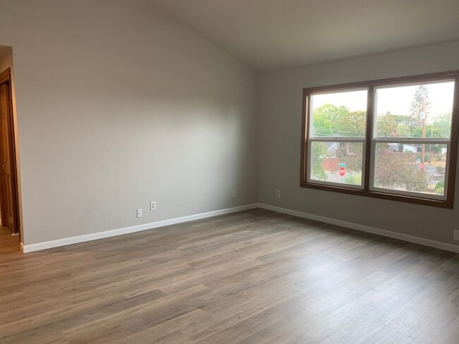 Building Photo - O1100-1106