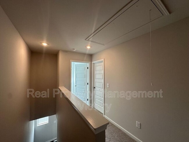 Building Photo - 231 Hill Ln