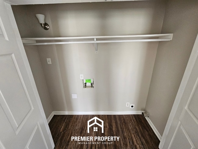 Building Photo - Move-In Ready 3BR Gem in Memphis - Cozy Fireplace, Tile Dining & Private Yard