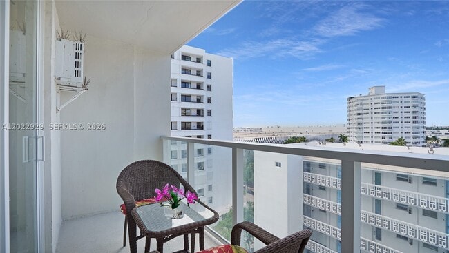 Building Photo - 1750 James 9J