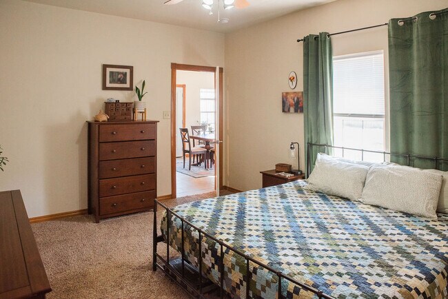 Building Photo - 608 Shady Oak