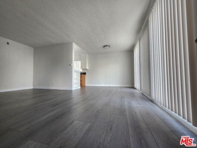Building Photo - 515 S Manhattan Pl