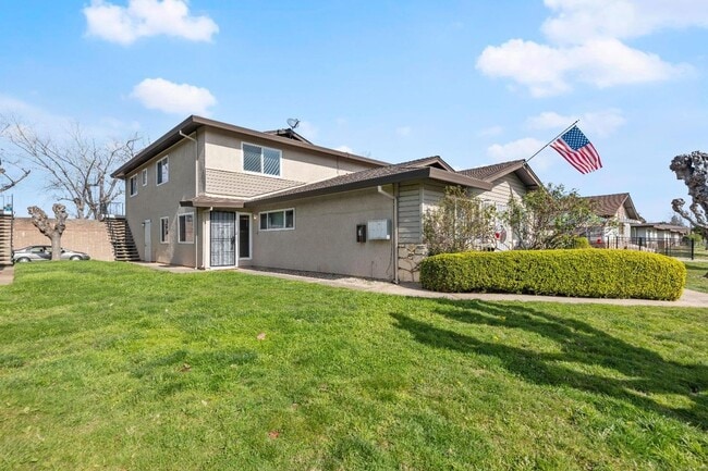 Building Photo - Remodeled 2 Bedroom Condo with Garage