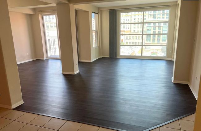 Building Photo - Fantastic Penthouse Unit Downtown Marina D...