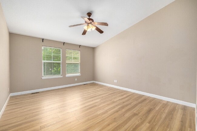 Building Photo - This beautiful 3-bedroom, 3-bathroom in Parker