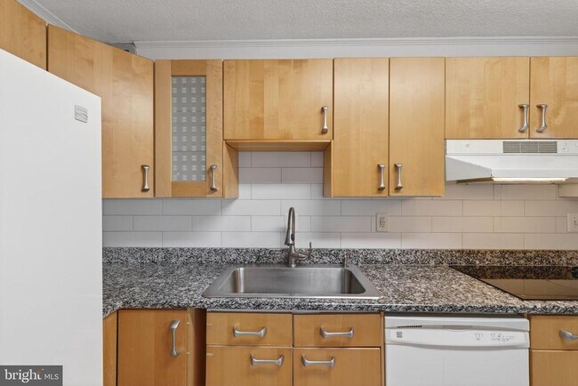 Building Photo - 307 Yoakum Pkwy