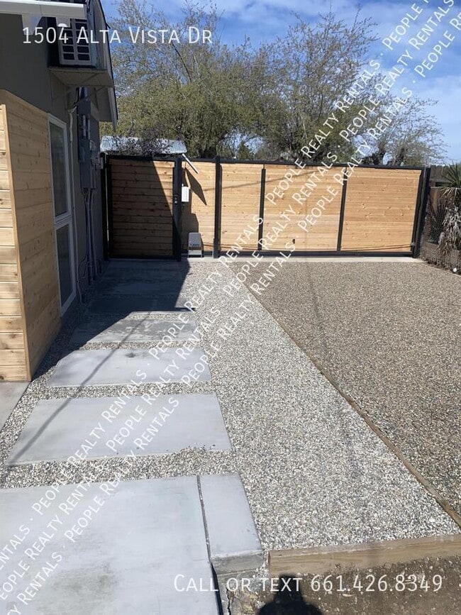 Building Photo - 1504 Alta Vista Dr