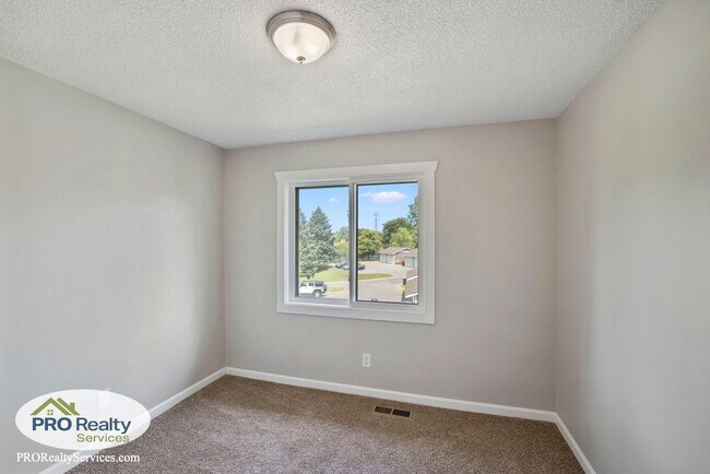 Building Photo - 2 Bedroom Townhome **Free May Rent with a May 2026 Move In**