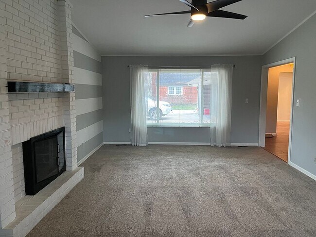 Building Photo - 301 S Village Dr