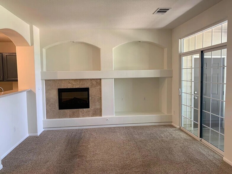 Building Photo - 1520 S Florence Way