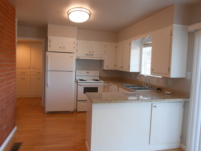 Building Photo - 3 Bedroom Home On Placer, Parking Pad Behi...
