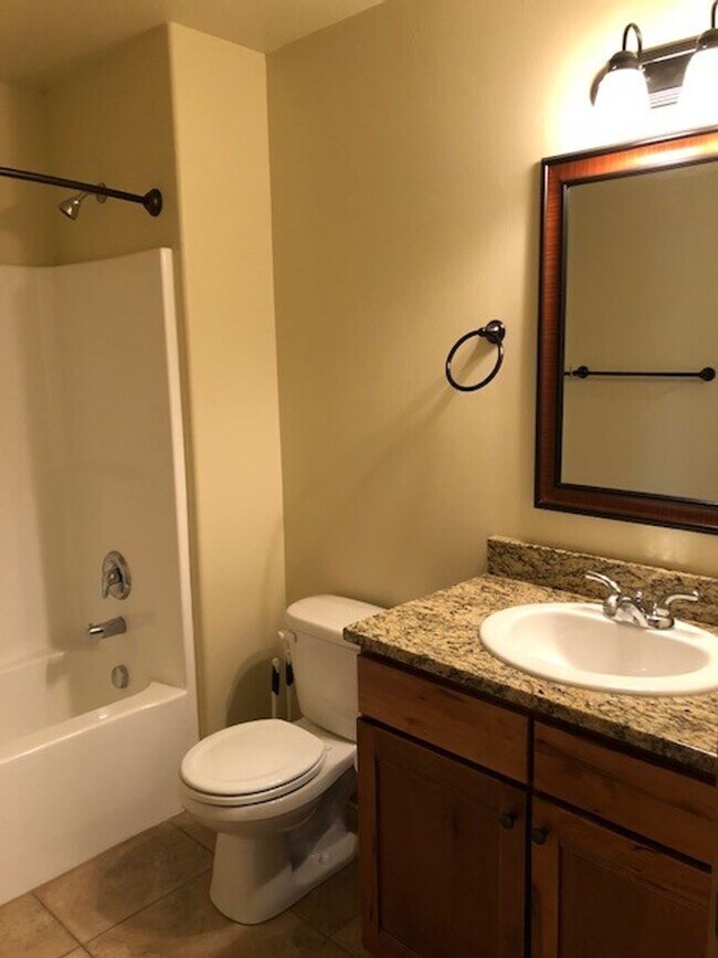 Building Photo - Comfortable Living in the Heart of Valley ...