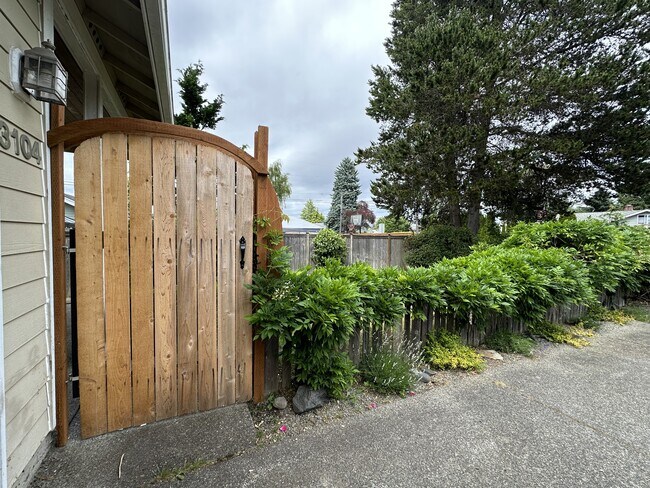 Building Photo - 3104 Sunset Dr W