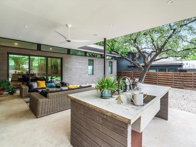 Building Photo - 1703 Dexter St