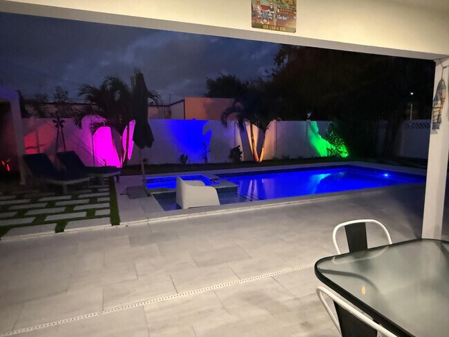 Building Photo - 1637 SE 1st St