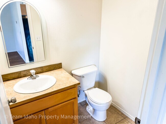 Building Photo - Beautiful 4 bedroom 3 bath townhouse w/att...