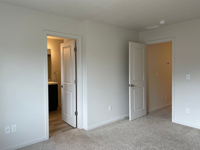 Building Photo - Spacious Vancouver Home in Cul-De-Sac With A Loft & Premium Deck!