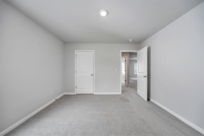 Building Photo - 167 Fernbrook Trl