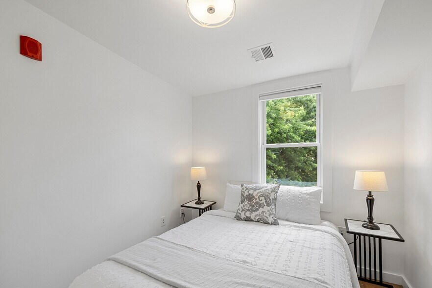 Building Photo - 338 Hurley St