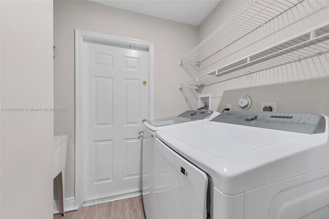 Building Photo - 2587 Jardin Ct