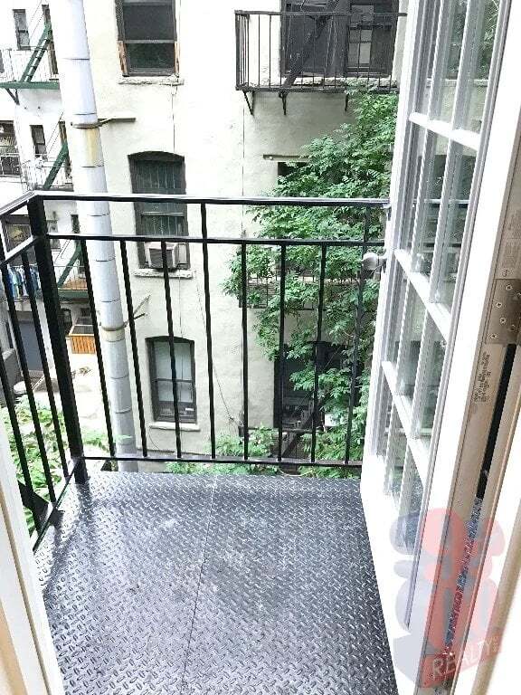 Building Photo - 566 Hudson St