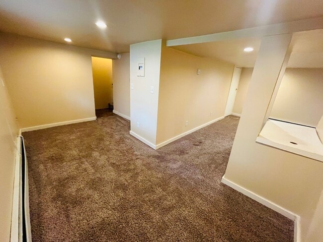 Building Photo - 4 bedroom 2 bathroom house (2 bedrooms non...