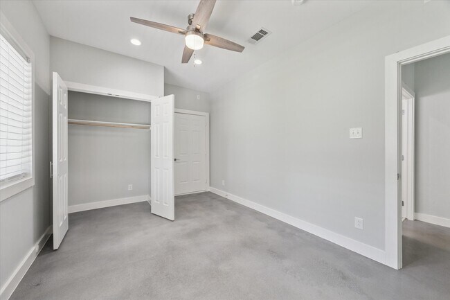Building Photo - 1425 Oak Hollow Dr