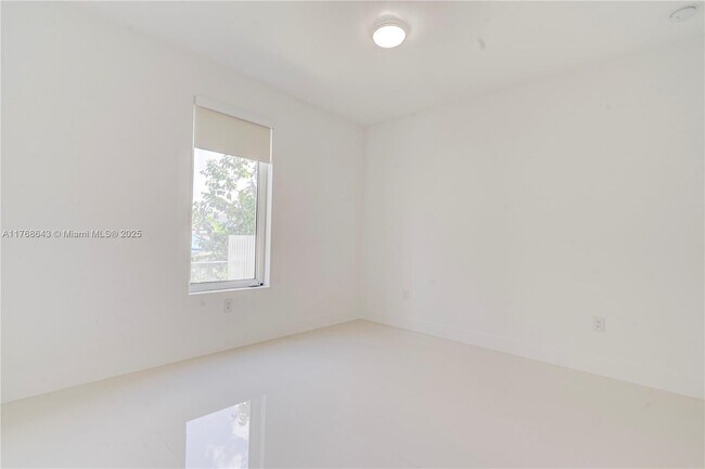 Building Photo - 1805 NW 22nd Ct