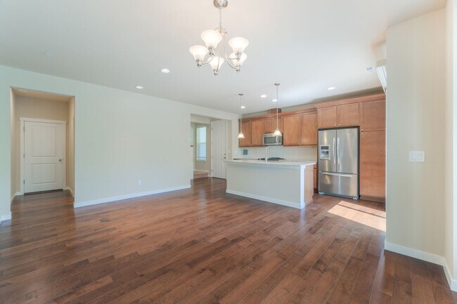 Building Photo - Spacious Brick and Wood Home in Issaquah