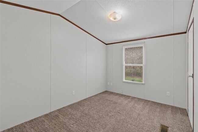 Building Photo - 15930 Pine St