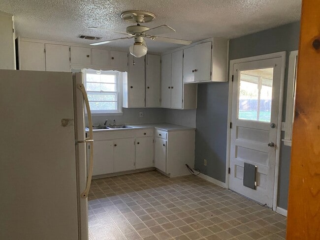 Building Photo - 2 bed 1 1/2 bath