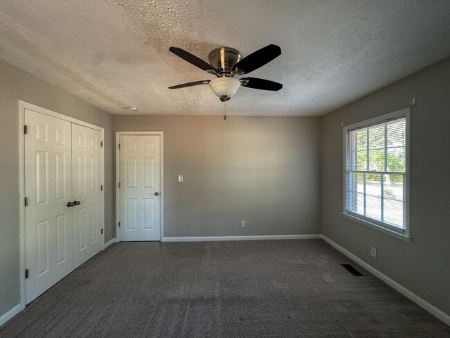 Building Photo - Charming 3 Bed 2 Bath Home with Fenced Yard