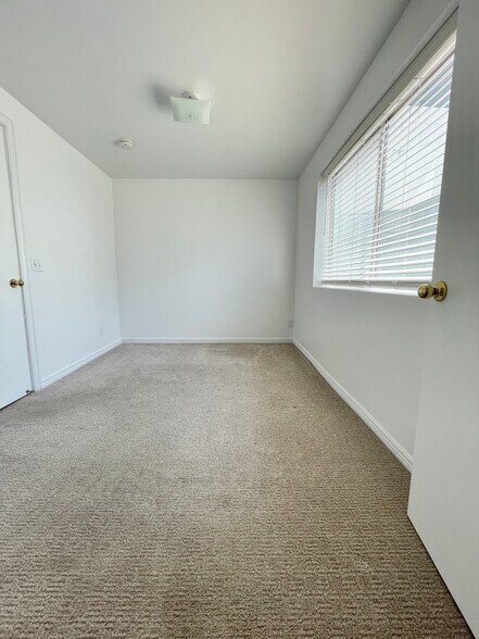 Building Photo - 464 E Acoma Rd