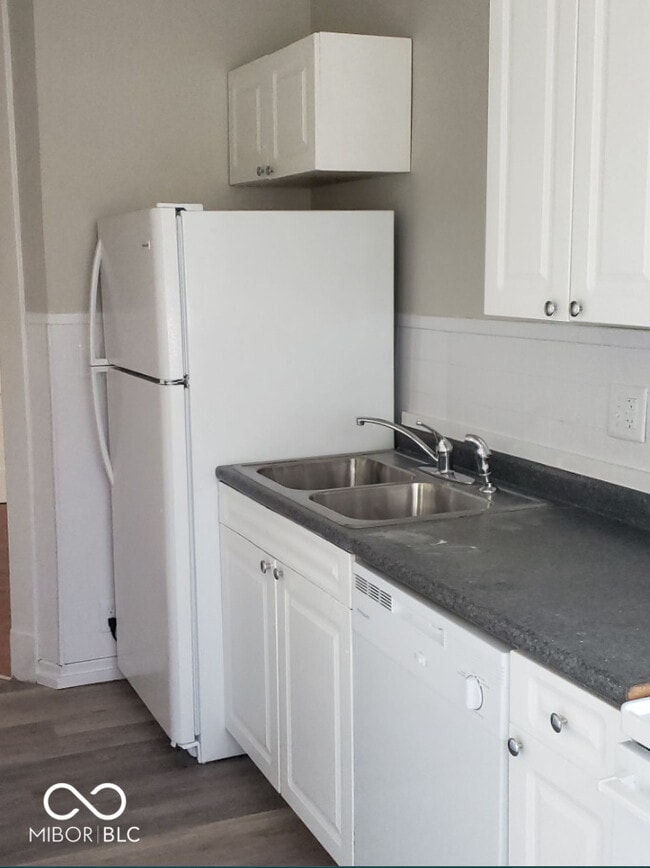 Building Photo - 125 E 17th St