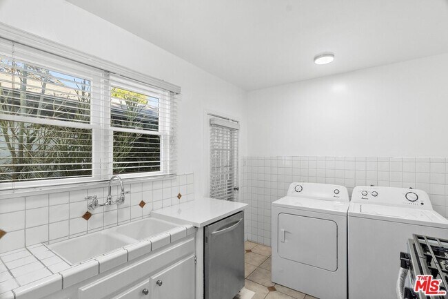 Building Photo - 920 Carrillo Dr