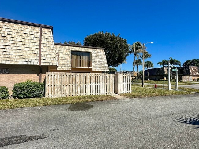 Building Photo - 230 Lake Arbor Dr