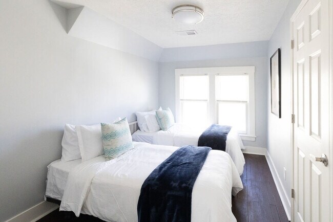 Building Photo - 1501 E 105th St