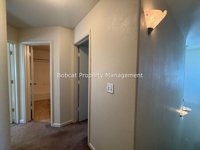 Building Photo - 217 Meadowood Ct
