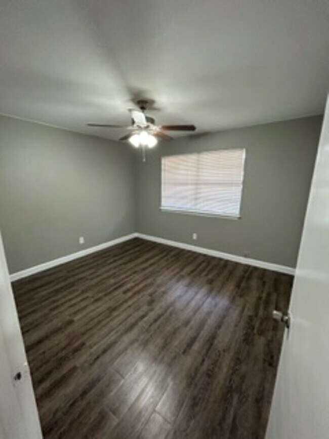 Building Photo - 400 Donnell Dr