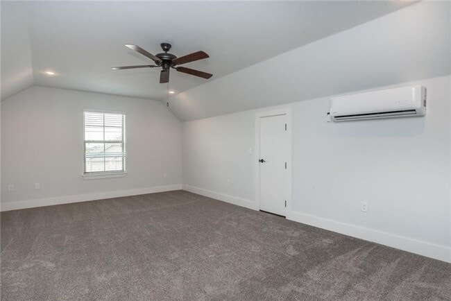 Building Photo - 4 Bed with LOFT!