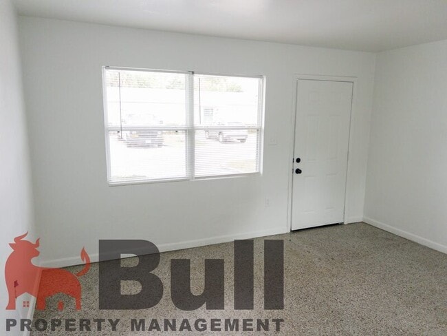 Building Photo - 439 Ruffel St
