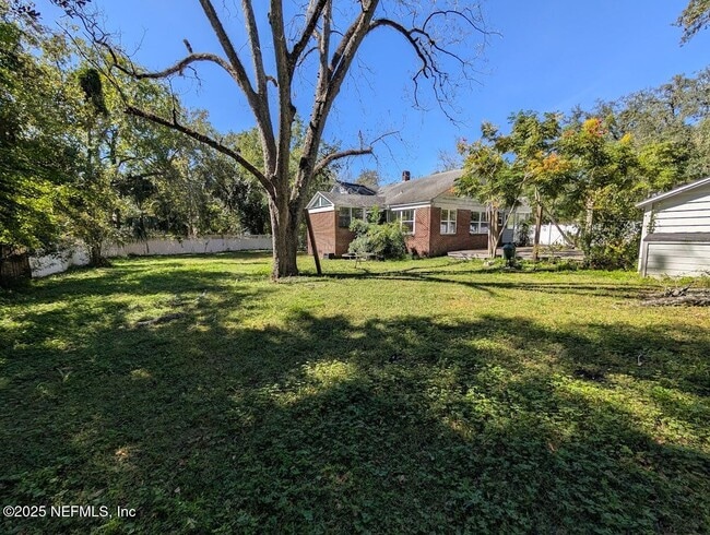 Building Photo - 1429 Azalea Dr