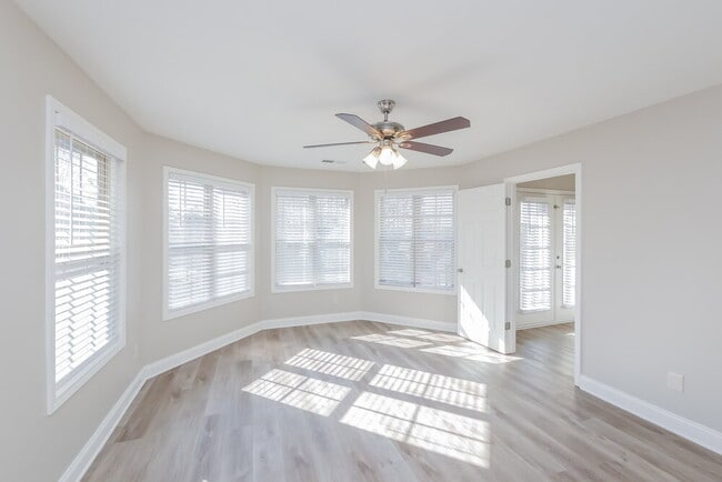 Building Photo - 184 Greenview Dr